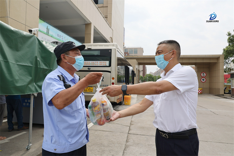 7.19   夏日送清凉  齐心筑安全-（6）副总经理兼工会主席郑力勇慰问在长途客运中心值守的民警.jpg